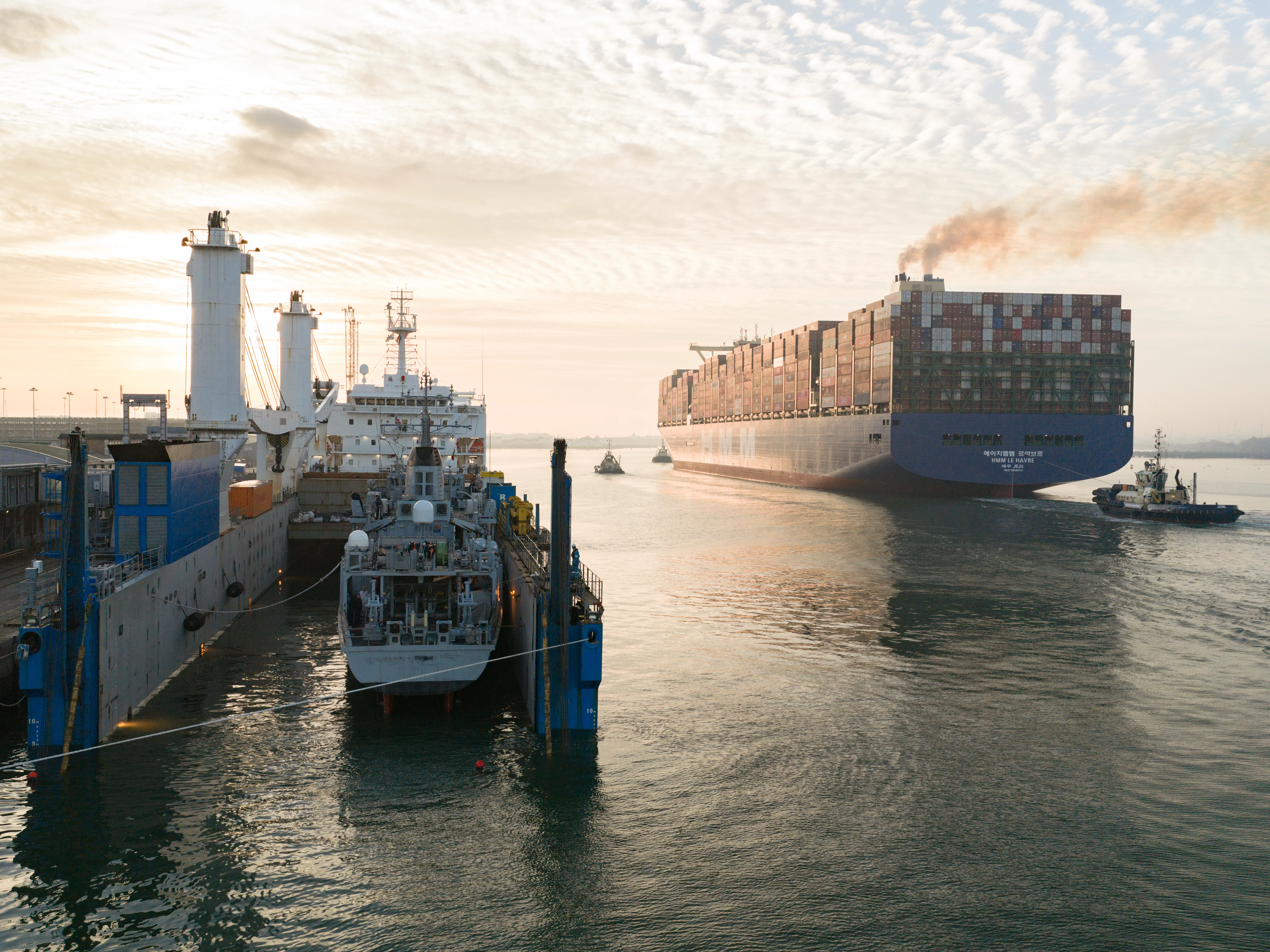 HMS Middleton Refloating Operation at The Port of Southampton - Image 5