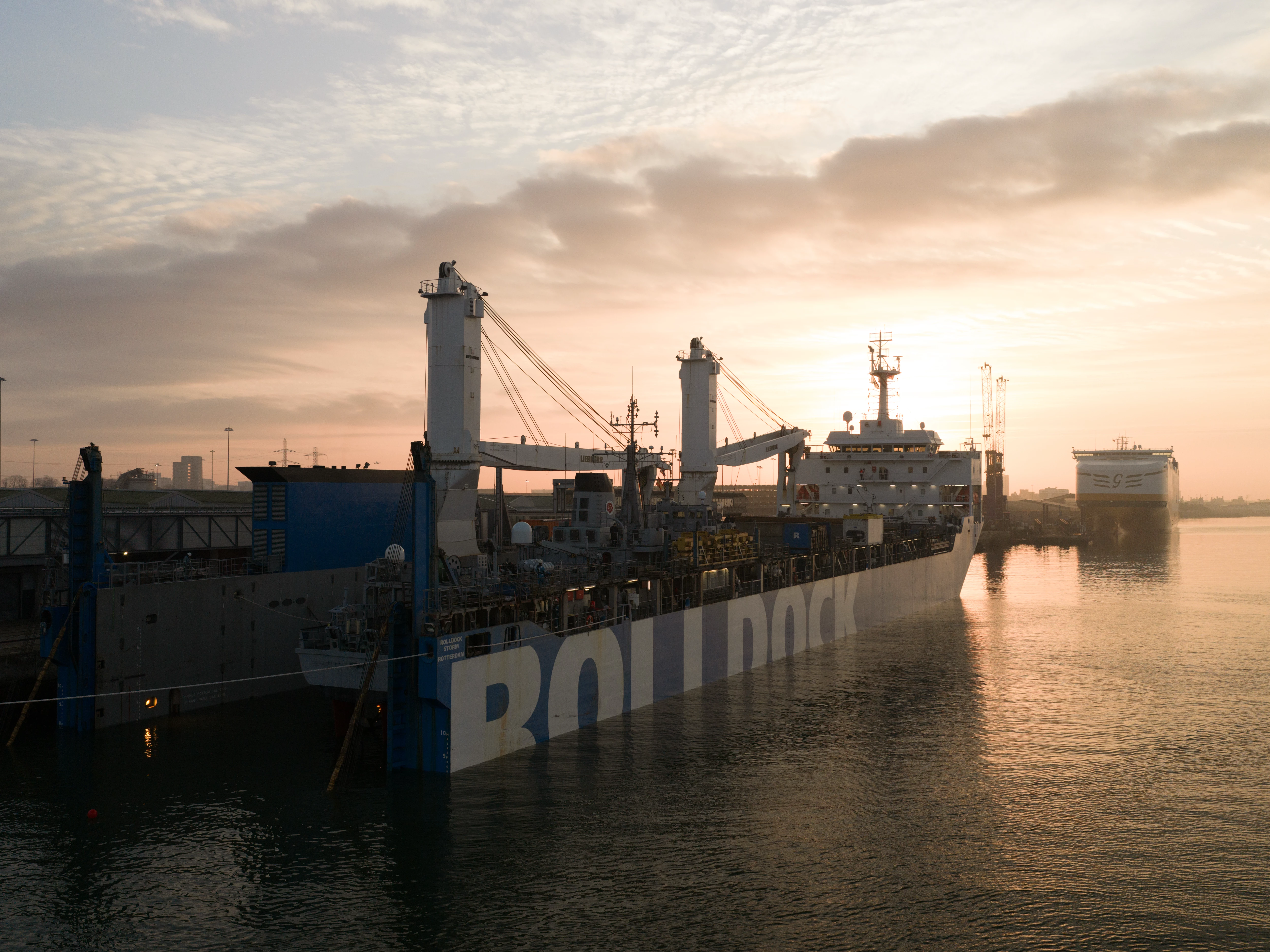 HMS Middleton Refloating Operation at The Port of Southampton - Image 6